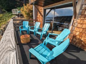 Posezení v ubytování Jade Resort-Oceanfront Suites in Gowlland Harbour