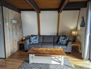 Posezení v ubytování Jade Resort-Oceanfront Suites in Gowlland Harbour
