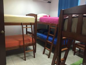 Uma ou mais camas em beliche em um quarto em Panama Hat Hostel
