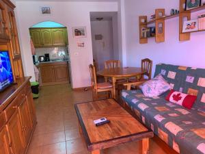 - un salon avec un canapé et une table dans l'établissement RELAX en SANTA POLA, ALICANTE, à Santa Pola
