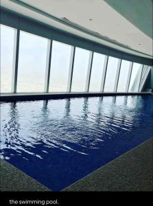 uma piscina num edifício com janelas em Cozy Suite with Sky view em Riyadh
