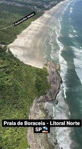 una vista aerea su una spiaggia e sull'oceano di Casa de praia Boracéia a Bertioga