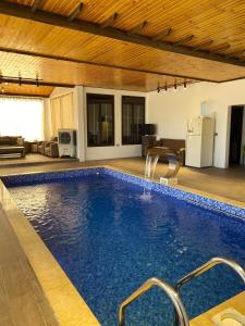 ein großes Schwimmbecken mit Springbrunnen in der Unterkunft Souf view in Gerasa