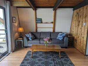 Posezení v ubytování Jade Resort-Oceanfront Suites in Gowlland Harbour