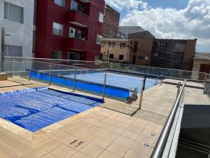 a swimming pool on the roof of a building at Apartamento Centro de Manizales in Manizales