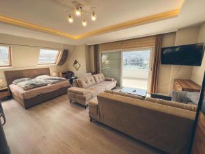 sala de estar con sofá y cama en 330qm Apartment in Alanya, 300m vom Meer, toller Ausblick, en Alanya