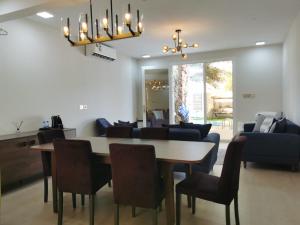 comedor con mesa y sillas en فيلا مسقط - Muscat Villa en Bawshar
