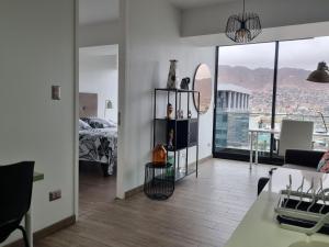 - un salon avec un lit et une vue sur la ville dans l'établissement Antofagasta Inolvidable, à Antofagasta