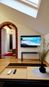 salon z dużym telewizorem z płaskim ekranem na ścianie w obiekcie UrbanStudio5 w mieście Čakovec