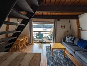 Posezení v ubytování Jade Resort-Oceanfront Suites in Gowlland Harbour