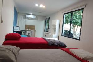 1 dormitorio con 2 camas y ventana en Suite Estudio 2 Buena Vista Santa Tecla en Nueva San Salvador