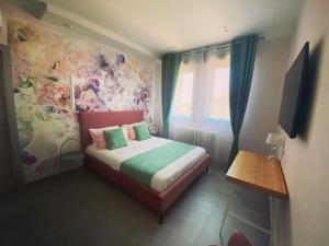 ein Schlafzimmer mit einem Bett mit Blumenwand in der Unterkunft BBLoveBologna in Castenaso