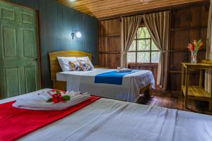 1 dormitorio con 2 camas y puerta verde en Hidden Paradise Lodge, en Drake