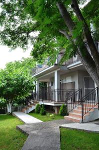 a building with stairs and a balcony on it at Apartmani Tomar in Star Dojran