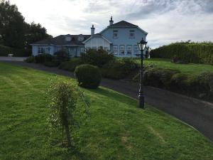 En hage utenfor Garrenmore Lodge B&B