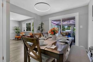 een eetkamer en een woonkamer met een tafel en stoelen bij Oxon Hill Luxurious Home,5 min to MGM & National Harbor in Oxon Hill