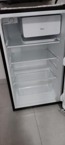 einem leeren Kühlschrank mit offener Tür in der Küche in der Unterkunft Residencial suíte Arraial in Arraial do Cabo