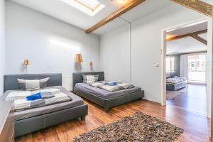 ein Wohnzimmer mit 2 Betten und einem Sofa in der Unterkunft Sassnitz - Ferienwohnung 3 im Appartementhaus Hafenriff in Sassnitz