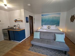 Jade Resort-Oceanfront Suites in Gowlland Harbour في Heriot Bay: غرفة نوم بسرير ومغسلة ومطبخ