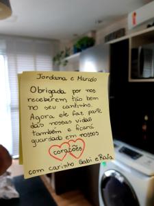 een handgeschreven briefje is bevestigd aan een wasmachine bij Excelente Studio Completo Centro Curitiba - Ar Condicionado - 7th Avenue in Curitiba