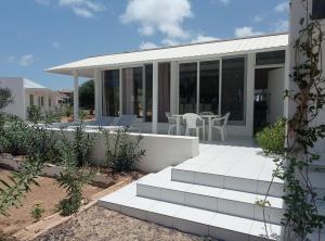 Casa con patio con mesa y sillas en KatlantiK Villa Deluxe en Sal Rei