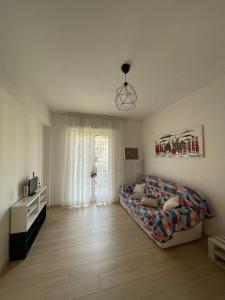 sala de estar con sofá y cama en Appartamento a 4 km dal Centro, en Perugia