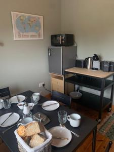 stół z talerzami i jedzeniem na górze w obiekcie Garrenmore Lodge B&B w mieście Tipperary