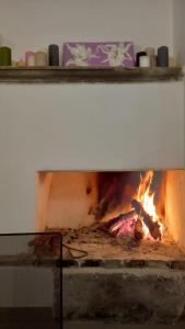 カゼルタにあるB&B Al Doselloの火の暖炉