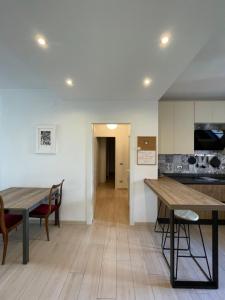- une cuisine et une salle à manger avec une table et des chaises dans l'établissement Appartamento a 4 km dal Centro, à Pérouse