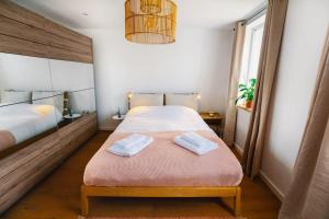 a bedroom with a bed with two towels on it at Cosy flat in the heart of Camden in London