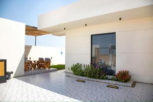 uma vista para uma casa com um pátio em المرفأ 2 شاليه مع مسبح والعاب مائية وغرف نوم فاخرة em Khalij Salman