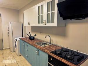A cozinha ou cozinha compacta de Lumiera Suites Hotel
