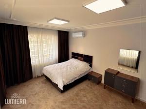 Katil atau katil-katil dalam bilik di Lumiera Suites Hotel