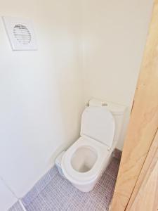 ein Bad mit einem weißen WC in einem Zimmer in der Unterkunft Bus home wonderwander farmstay in Raworth