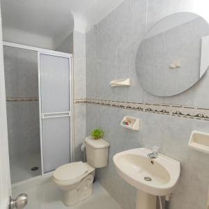 une salle de bain avec toilettes, lavabo et miroir dans l'établissement Happy tours apartments, à Carthagène des Indes