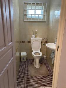 een badkamer met een toilet en een wastafel bij Joy place in Landsboerderij
