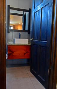 プンタレナスにあるHotel Cabinas Mideyのバスルーム(シンク、青いドア付) +12枚の写真