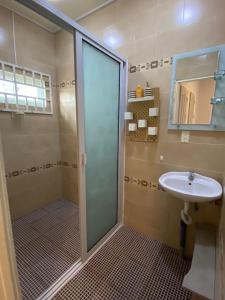 een badkamer met een douche en een wastafel bij Joy place in Landsboerderij