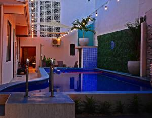 a swimming pool in the middle of a house at Hotel Cabinas Midey in Puntarenas