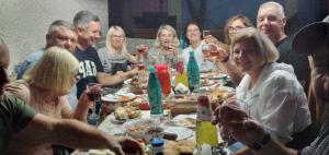 een groep mensen die rond een tafel zitten te eten bij Panorama in Koetaisi