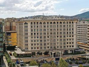 un grand bâtiment avec de nombreuses fenêtres dans une ville dans l'établissement NEW FALCON PALAS OTEL, à Istanbul