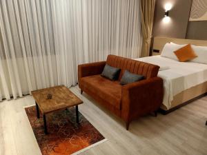 - une chambre avec un lit, un canapé et une table dans l'établissement NEW FALCON PALAS OTEL, à Istanbul