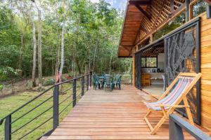 una terraza de madera con sillas en el lateral de una casa en Nicoya Silvestre, en Lepanto