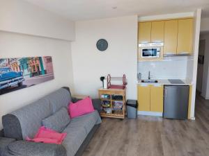 un soggiorno con divano e cucina di Vistas al mar. Junto a la playa. Garaje y piscina. a Calpe Altre 23 foto