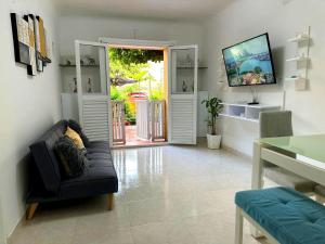 sala de estar con sofá y puerta corredera de cristal en apartamento Ana ciudad amurallada en Cartagena de Indias