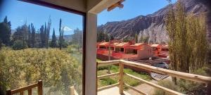 desde el balcón de una casa con vistas a la montaña en Luna Jatun en Purmamarca