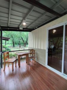 un patio con una mesa y bancos en un porche en Samba Bluewater Resort en Olongapo