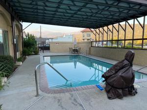 a large swimming pool with a cover over it at Yosemite Sierra Inn in Oakhurst