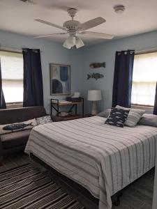 um quarto com uma cama grande e uma ventoinha de tecto em Wilmington Family Vacation Home em Wilmington