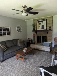 uma sala de estar com um sofá e uma lareira em Wilmington Family Vacation Home em Wilmington